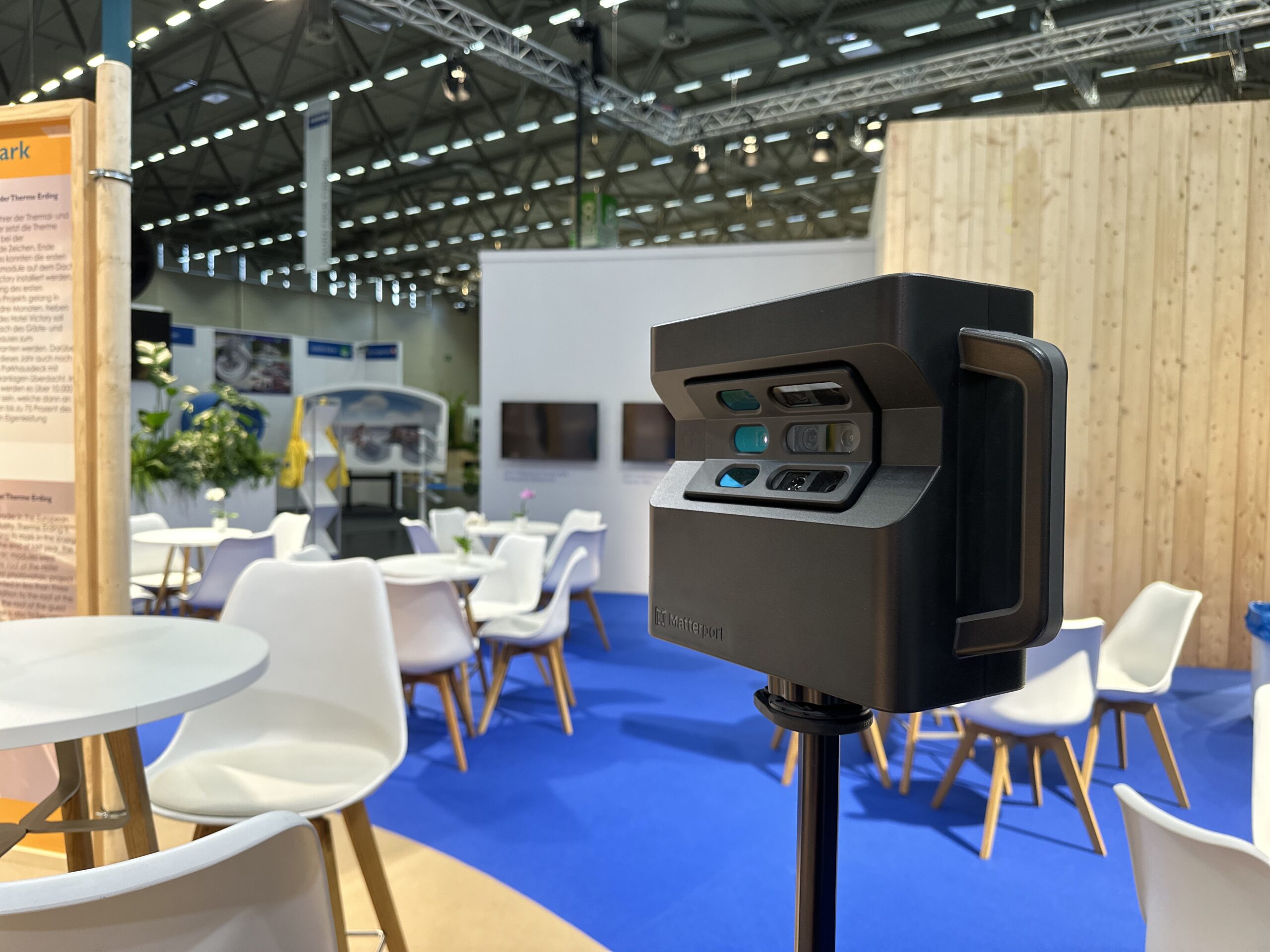 Matterport §D Kamera auf Messestand mit Stühlen und viel Holz bei der EWA